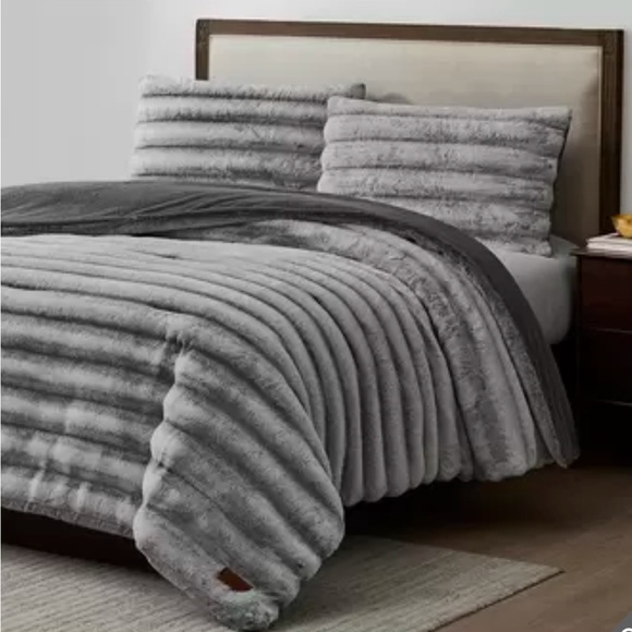 Frye Faux Fur 3 piece Queen/King
Comforter Set - Picture 4 of 6